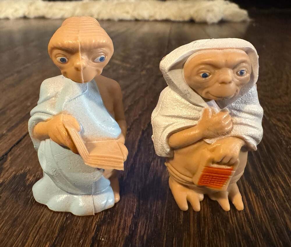 VINTAGE 1982 2” E.T. LJN PVC Figures Reading Book & In Towel (2 pc) ET SCI-FI